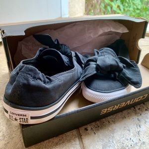 Woman’s Converse chuck Taylor knot flats
